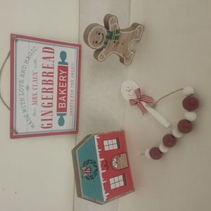 Gingerbread décor for tiered trays